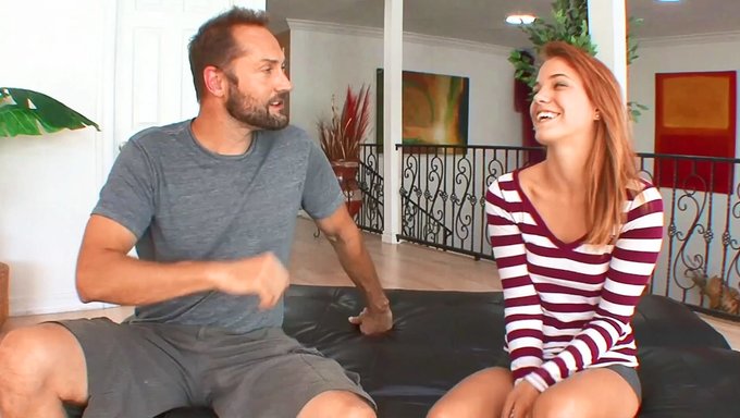 Kızıl Saçlı Fahişe, Yaşlı Bir Adam Tarafından Sıkı Amını Genişletiyor Ve Ona Bir Oral Seks Ve El Işi Sonrası Ağzına Dolu Dolu Boşalıyor