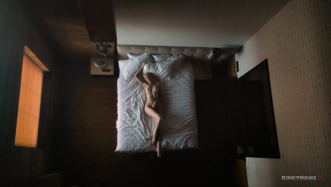 18+ Genç Bu Ev Yapımı Videoda Orgazma Kadar Mastürbasyon Yapıyor