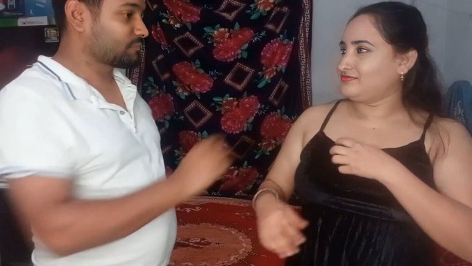 Hintli 18+ Genç Kızın Büyük Doğal Göğüsleri Oynanıyor
