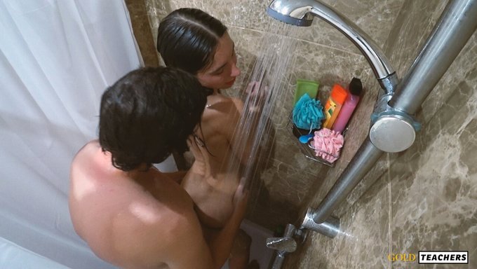 Küçük Göğüslü Avrupalı Bebek Komşusuyla Ev Yapımı Bir Duşun Tadını Çıkarıyor