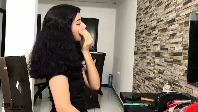 Büyük Popolu Kolombiyalı Milf, Üvey Erkek Kardeşine Harika Bir Sakso Çekiyor