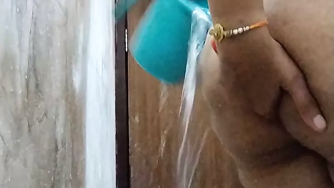 Hintli Karı Bu Sıcak Videoda Mastürbasyon Yapıyor Ve Kendini Parmaklıyor