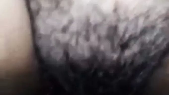 Gerçek 18 Yaşındaki Kız, Ilk Oral Seks Deneyiminin Tadını Çıkarıyor
