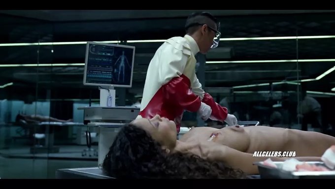 Siyah Güzellik Thandie Newton Ve Angela Sarafyan Sıcak Bir Üçlüde