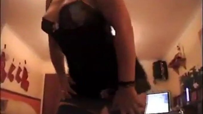 Baştan Çıkarıcı Olgun Kadının Web Kamerasındaki Baştan Çıkarıcı Striptiz Performansı