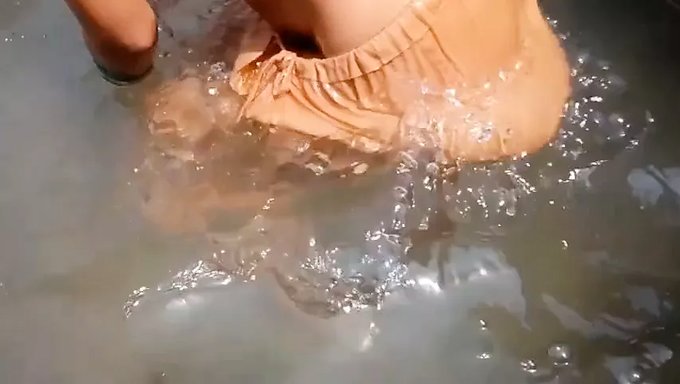 Hintli Genç Kız, Büyük Göğüsleriyle Duygusal Bir Açık Banyonun Tadını Çıkarıyor