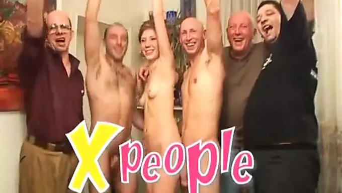 Büyük Göğüsler Ve Kalçalar Grup Seks Seansında Sikişiyor