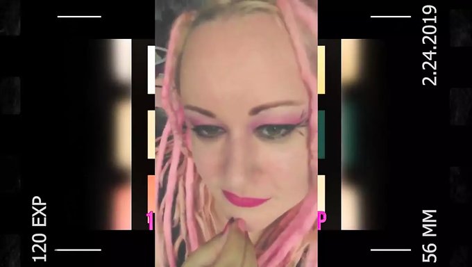 Bu Duygusal Gay Fetiş Videosunda Renkli Saçlar Ve Kirli Konuşmalar