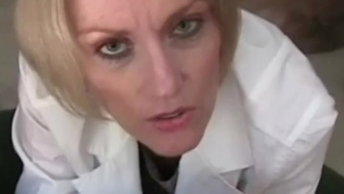 Olgun Sarışının Doktor Olarak Duygusal Bir Fantezide Rol Aldığı Ev Yapımı Bir Video