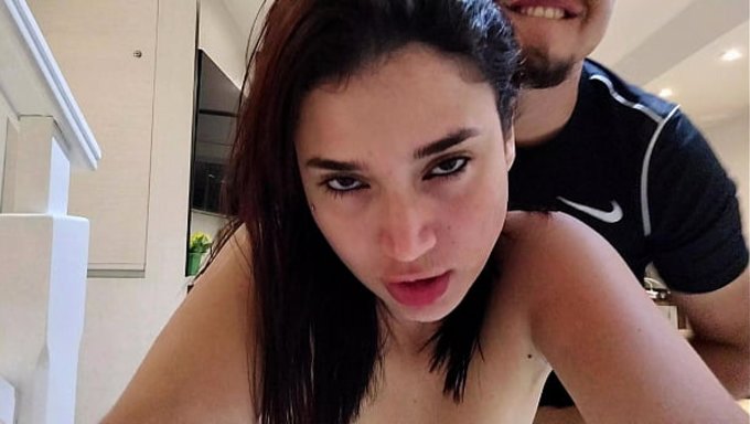 Genç Kız, Oğlanın Sikinin Üstüne Oturdu Ve Üç Kez Sıcak Sperm Aldı.