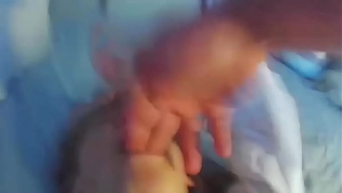 Bir Adam, Karısının Karısını Arkadaşlarının Yardımıyla Sikişiyor.