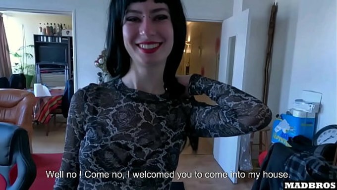 Ateşli Fransız Gotik Kız, Hiç Ara Vermeden Her Deliğinden Sikiliyor.