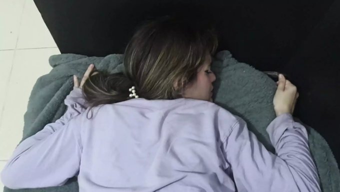 Üvey Kardeşimin Oturma Odamda Boşalan Acımasız Yarrağının Hd Videosu