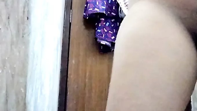 Mastürbasyon Ve Parmak Sikişi: Genç (18+) Kendini Mastürbasyonu Ve Sikişi