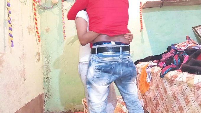 Hintli Amatör, Bir Bangali Seks Partneriyle Cowgirl Pozisyonunda Büyük Doğal Göğüslerin Tadını Çıkarıyor