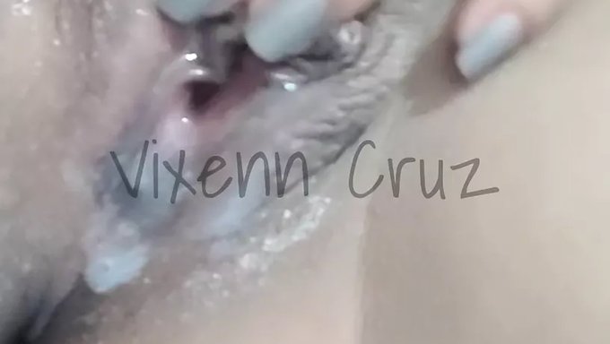 Filipinli Bebek Mastürbasyon Yapıyor Ve Gerçek Videoda Spermi Yutuyor