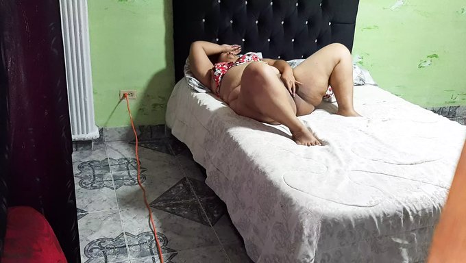 Büyük Göğüslü Kolombiyalı Anne Gizlice Mastürbasyon Yapıyor