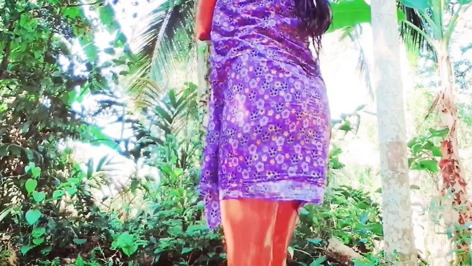 18+ Hintli Kız Açık Hava Eğlencesinin Tadını Çıkarıyor