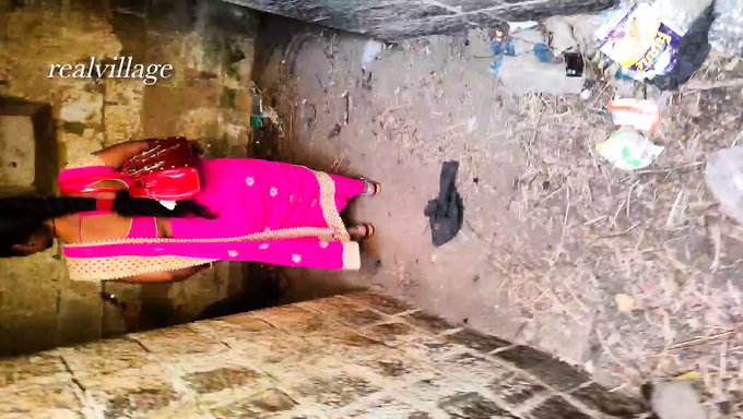 Hintli Genç (18+) Yatak Odasında Yalatılıyor Ve Içine Boşalıyor
