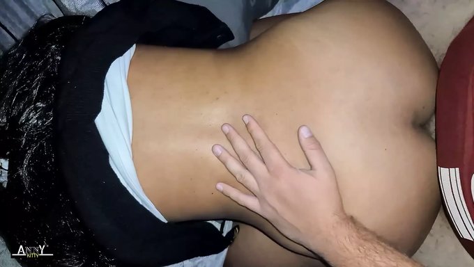 Üniversiteli, Yurt Odasında Büyük Bir Yarrak Tarafından Sıkı Amını Genişletiyor