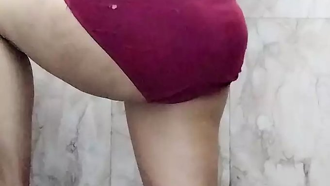 Büyükanne Ve Genç (18+) Tutkulu Lezbiyen Buluşmasına Dalıyor