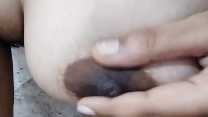 18+ Genç, Kendini Parmaklayarak Orgazm Oluyor