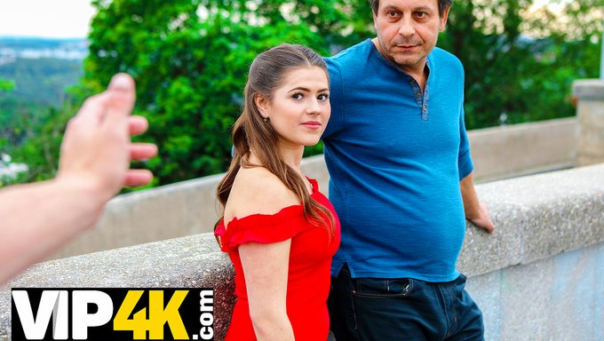 Endişeli Adam, Zengin Yabancının Karısını Bu Kıvrımlı Kız Sahnesinde Tatmin Etmesine Izin Veriyor