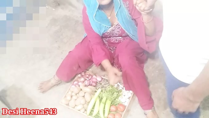 Hintli Desi Bhabhi Sebze Satıyor Ve Sert Sikiliyor