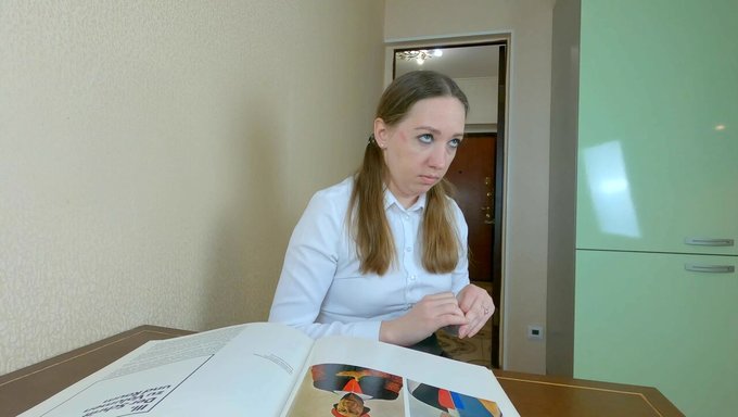 Rus Sanat Öğretmeni Öğrencisine 4k'Da Derin Boğaz Sakso Çekiyor