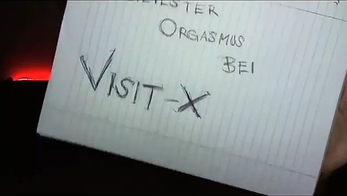 Büyük Göğüslü Kadın Seks Oyuncaklarıyla Mastürbasyon Yapıyor