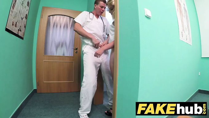 Çek Kızın Sıkı Tıbbi Muayenesi