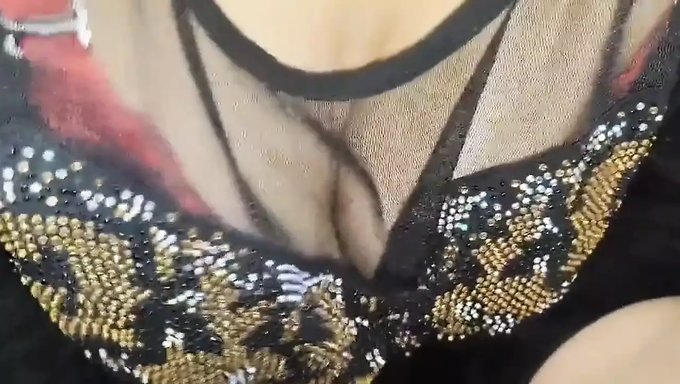 Desi Mms Videosu, Tüylü Amcığın Mastürbasyonunu Ve Parmaklamasını Gösteriyor