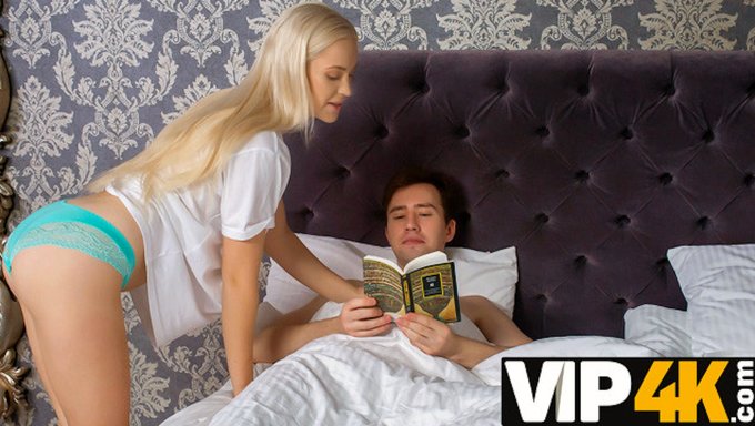 Minyon Sarışın Üvey Kız Kardeş Nikki Hill, Bu Amatör Videoda Üvey Kardeşi Tarafından Becerilmeden Önce Sulu Bir Sakso Çekiyor