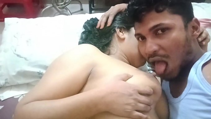 Erkek Arkadaşım Beni Yalayarak Ona Zevk Vermemi Sağladı Ve Bence Onun Penisi Seksi.