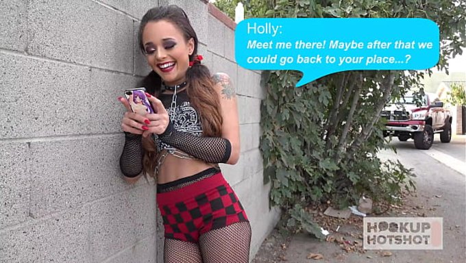 Holly Hendrix, Yüksek Topuklu Ayakkabılar Giyen Ve Kıçında Büyük Bir Oyuncak Olan Minik Bir Gotik Kız.