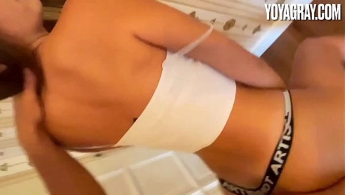 18 Yaşındaki Esmer, Tutkuyla Sert Oral Seks Ve Anal Seks Yapıyor.