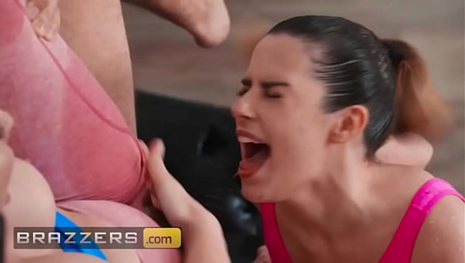 Fit Keira Croft Ve Chanel Camryn, Islak Amcıkta Üstüne Binip Deli Gibi Sevişiyor.