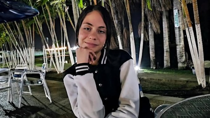 Bir Kız En Yakın Arkadaşıyla Seks Yapmayı Kabul Etti, Bu Onun Için Yeni Bir Deneyimdi.