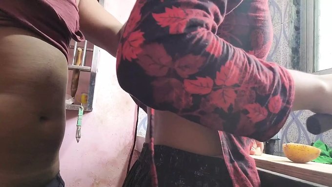Hintli Genç, Mutfakta Cowgirl Pozisyonunda Beceriliyor
