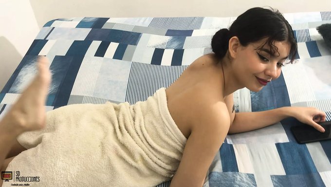 Olgun Bir Ispanyol Milf, Sert Bir Şekilde Becerilmeden Önce Ayak Işi Ve Am Yalama Alıyor