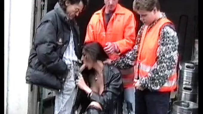 Milf, Genç Bir Kızı Baştan Çıkarıyor Ve Oral Zevk Veriyor