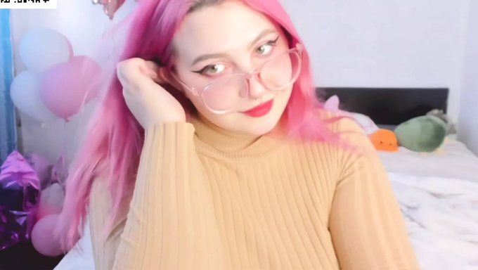 Genç (18+) Doğal Varlıklarını Sergilemekten Keyif Alıyor