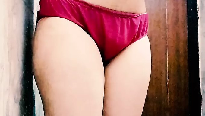 Hintli (Gandi) 18 Yaşındaki Kızın Bdsm Elemanlarıyla Mastürbasyonu