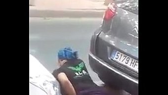 Bir Fahişe Halka Açık Alanda Sikişiyor