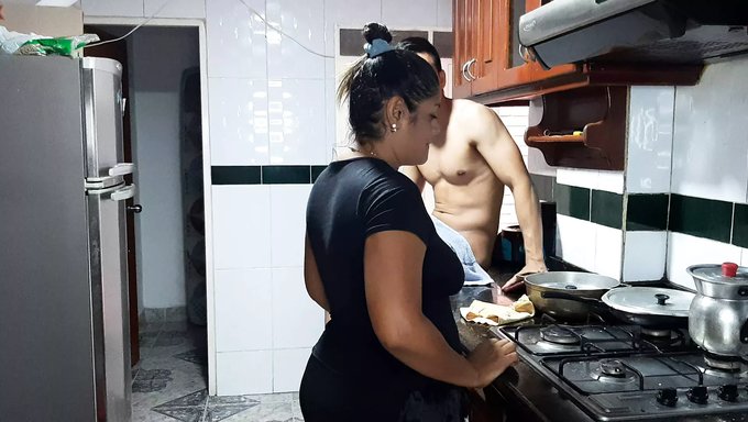 18 Yaşındaki Kız, Mutfakta Üvey Annesinden Sakso Alıyor