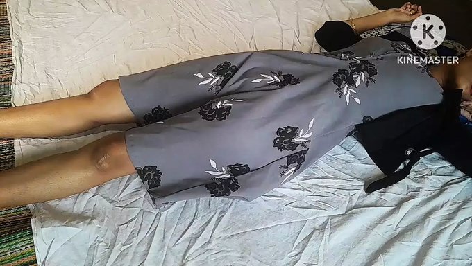 Hintli 18+ Genç, Kirli Konuşma Ve Meme Sikme Keyfini Çıkarıyor