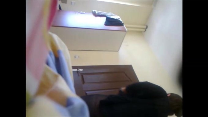 Büyük Doğal Göğüslere Sahip Gerçek Türk Kızlar Gizli Kamerada Yaramazlık Yapıyorlar