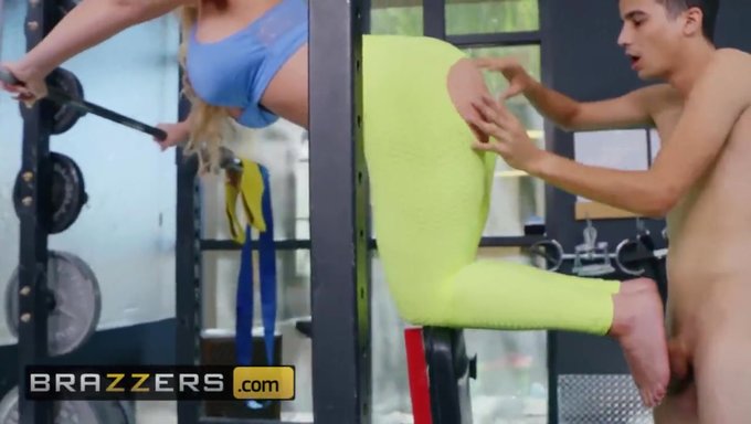 Büyük Popolara Boşalma: Alura Tnt Ve Ricky Sıcak Milf Sahnesinde