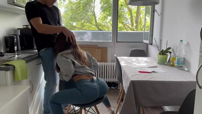 Kız, Mutfakta Oda Arkadaşı Tarafından Sertçe Beceriliyor, Ortalık Fena Karışıyor.