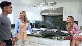 Iki Kadın, Serbest Aile Ffm Buluşmasında Sırayla Birbirlerine Giriyor.